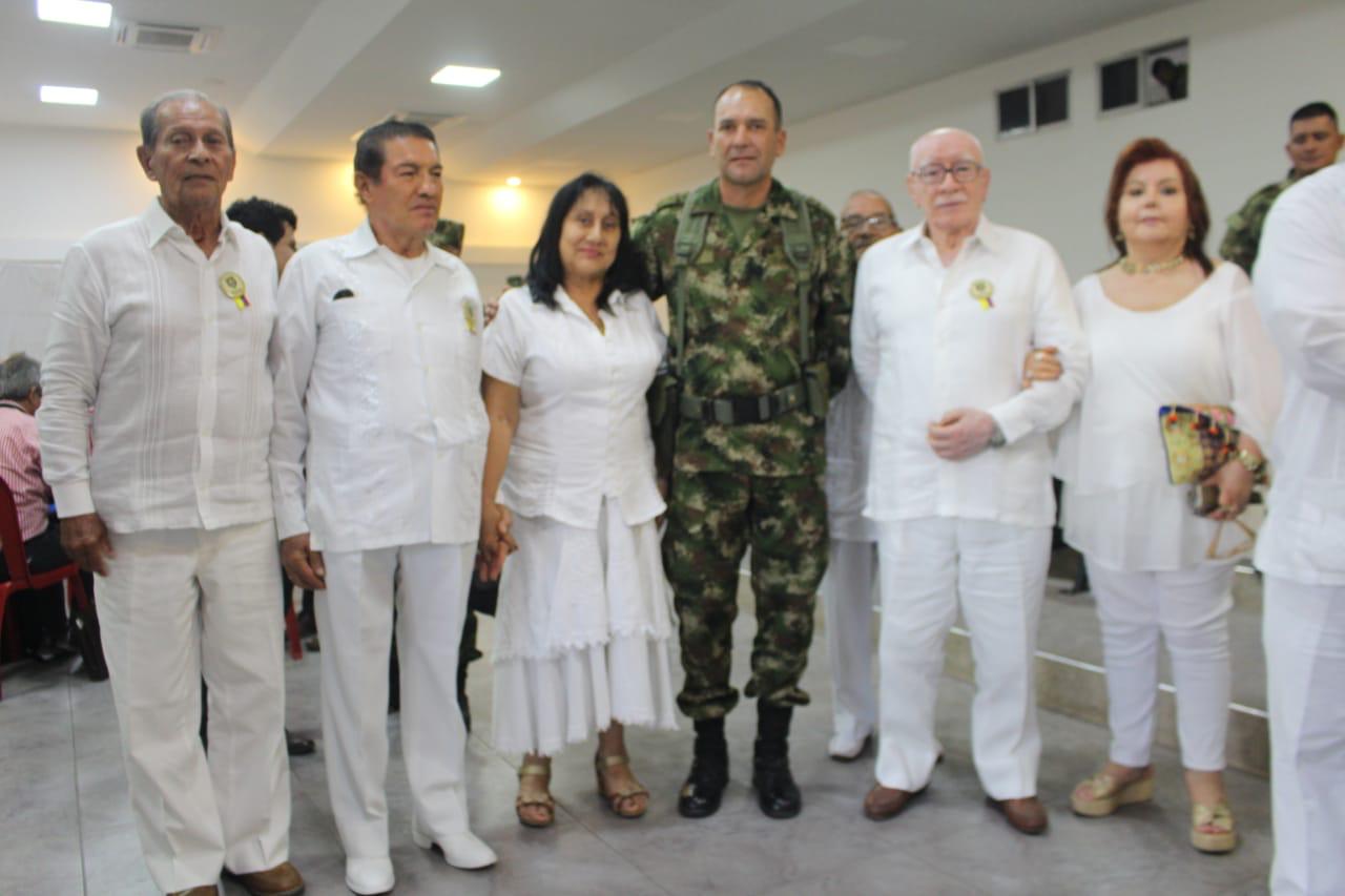 Teniente Coronel Hernando Rubiano, sargento primero Hernando Lancheros, Carmenza Velásquez, Coronel Nelson Pérez Avellaneda, comandante Novena Brigada, mayor Álvaro Burbano y Leonora Oliveros.
